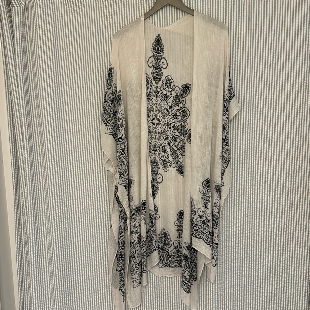 Exotic Sol Black and Grey Print Kimono Top - Picture 6 of 7